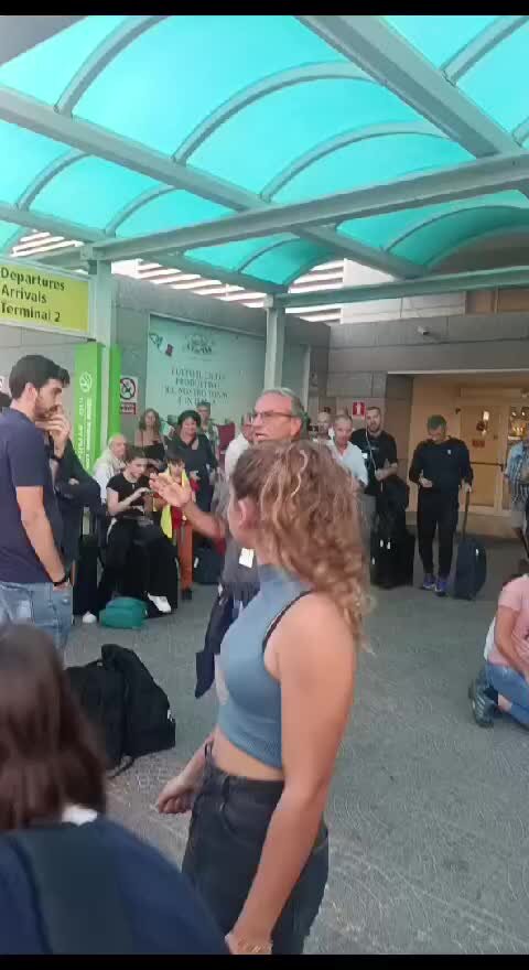 Allarme bomba in aeroporto a Olbia, il responsabile Geasar spiega la  situazione ai passeggeri - La Nuova Sardegna