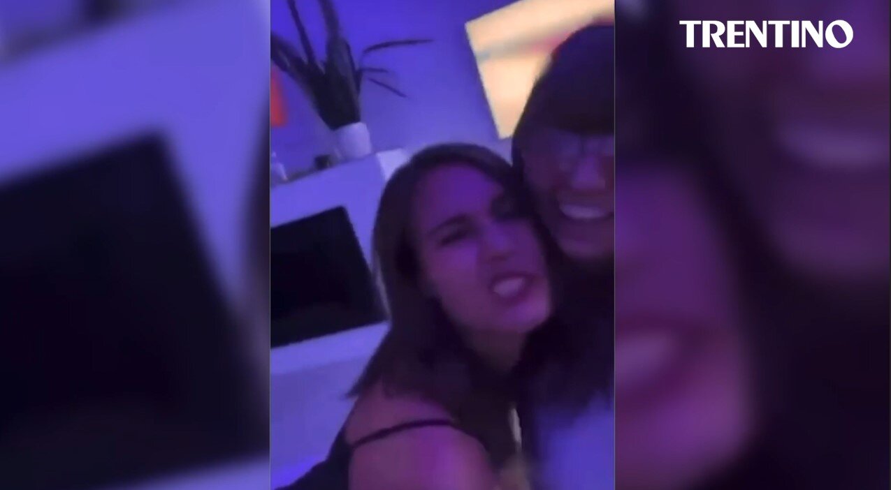 Видео которое выложили в интернет. Видео которое выложили в интернет. Селеста барбер пародирует звезд. Селеста барбер пародии. Видео которое выложили в интернет.