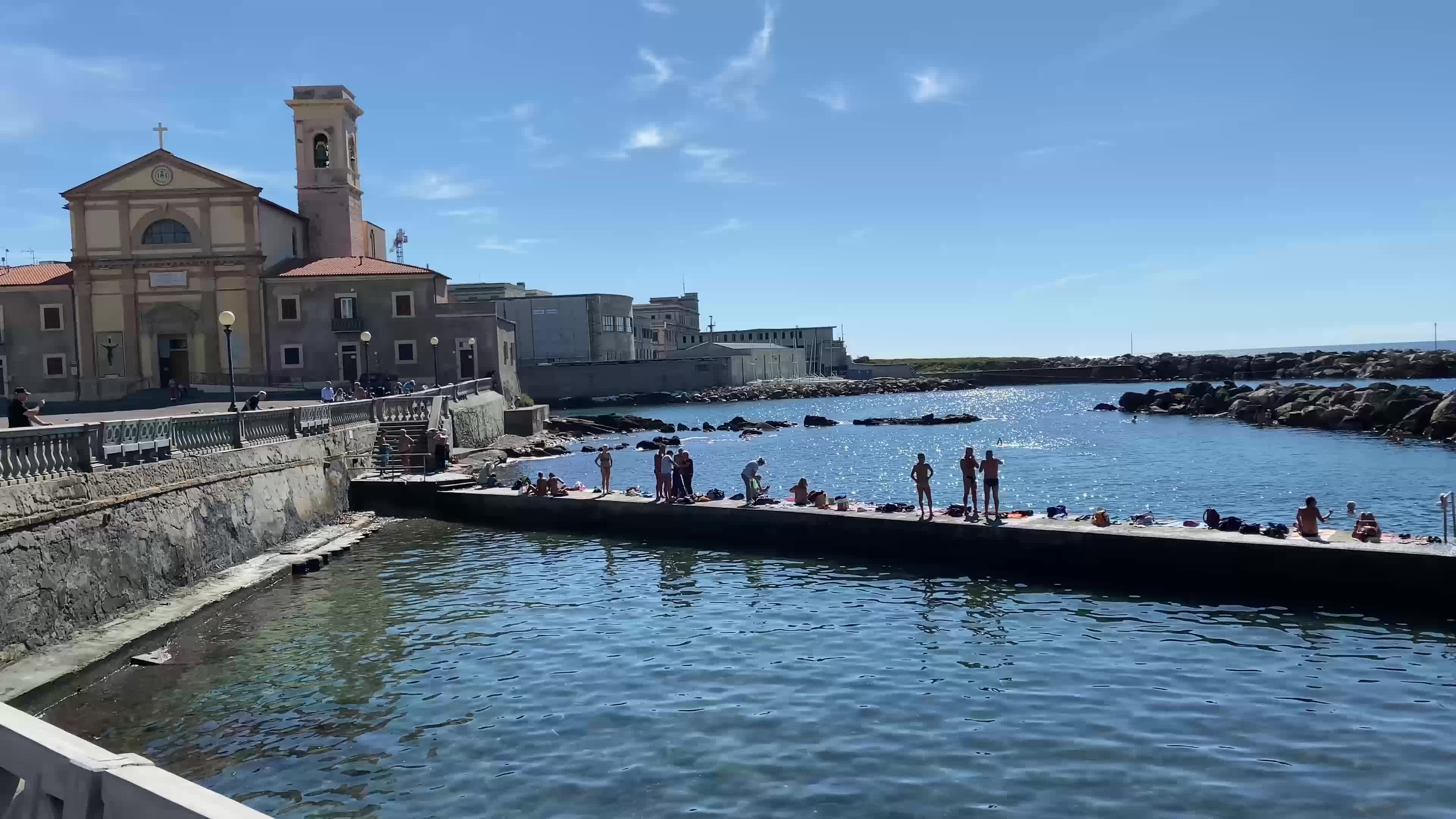 Livorno, tutti a fare il bagno e prendere il sole a ottobre. Foto